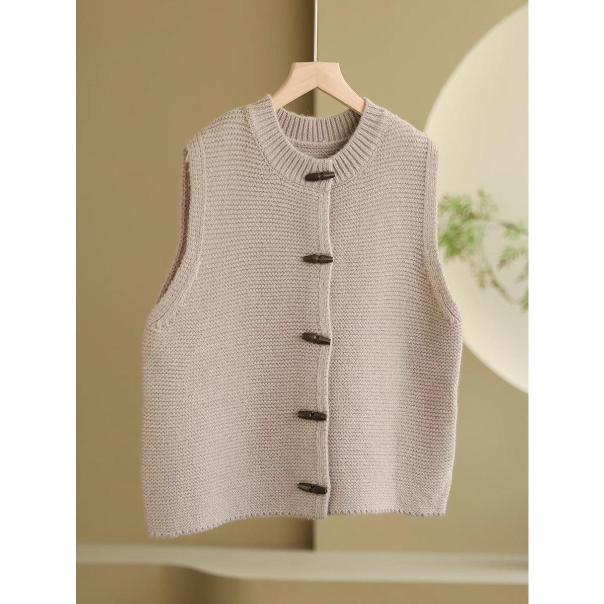 Women's Sleeveless Round Neck Horn Button Top