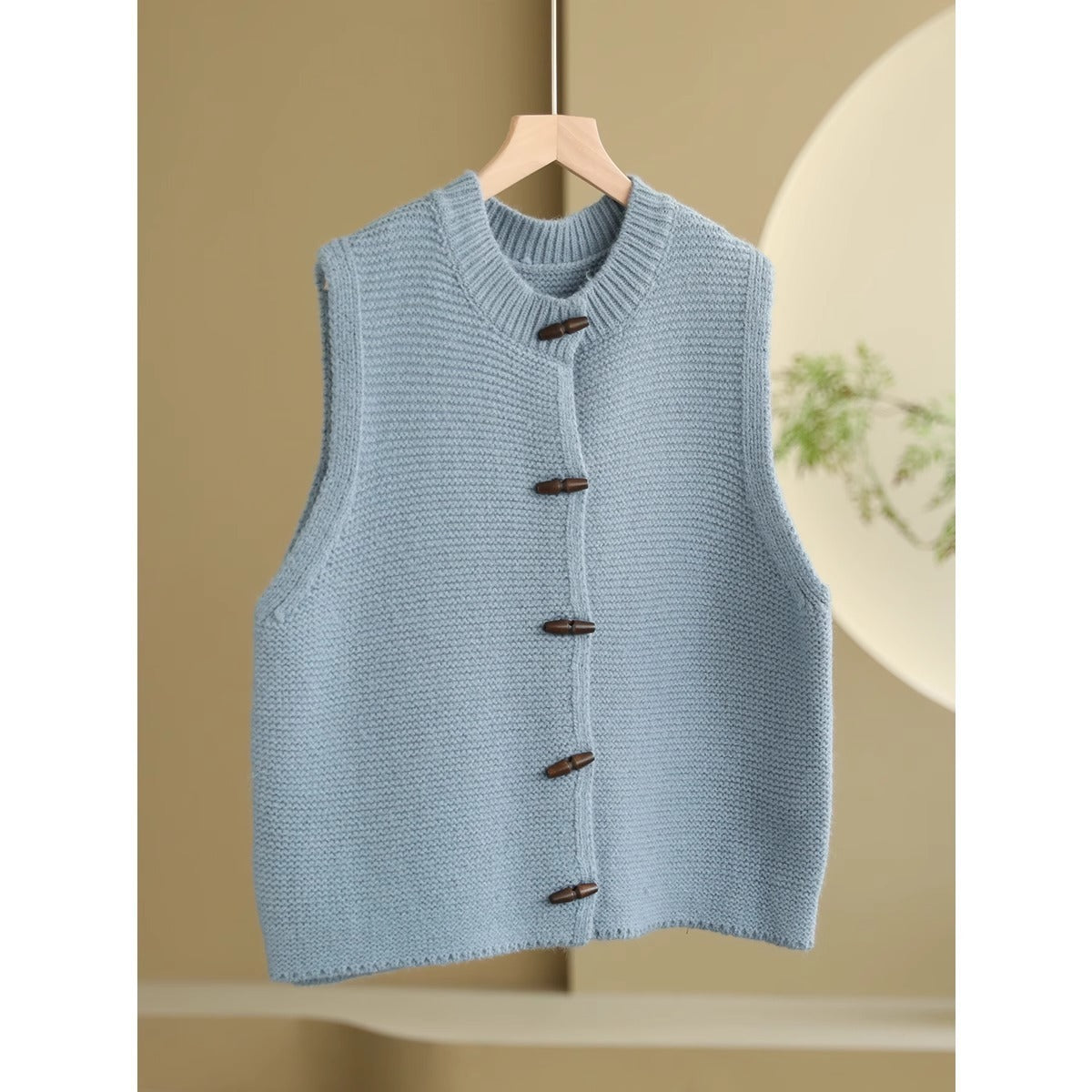 Women's Sleeveless Round Neck Horn Button Top