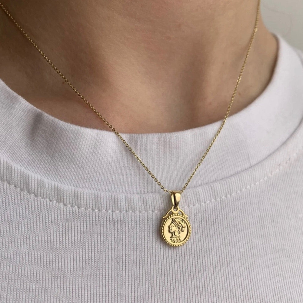 Stainless Steel Embossed Portrait Gold Coin Necklace Para sa Babae