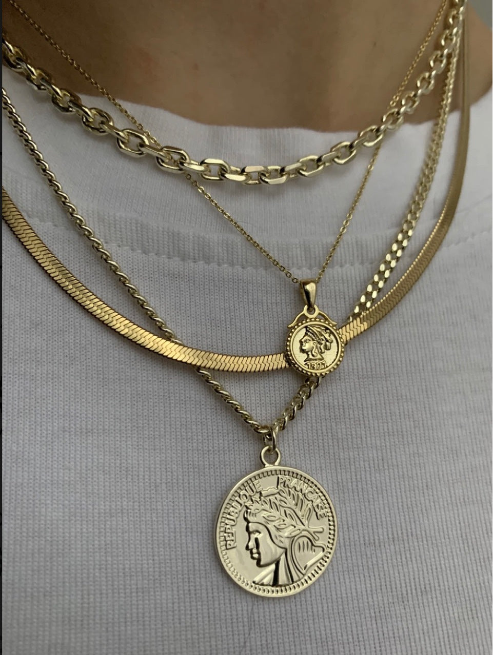 Stainless Steel Embossed Portrait Gold Coin Necklace Para sa Babae