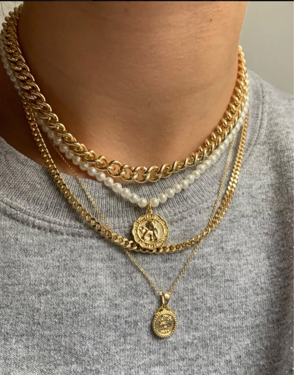 Stainless Steel Embossed Portrait Gold Coin Necklace Para sa Babae