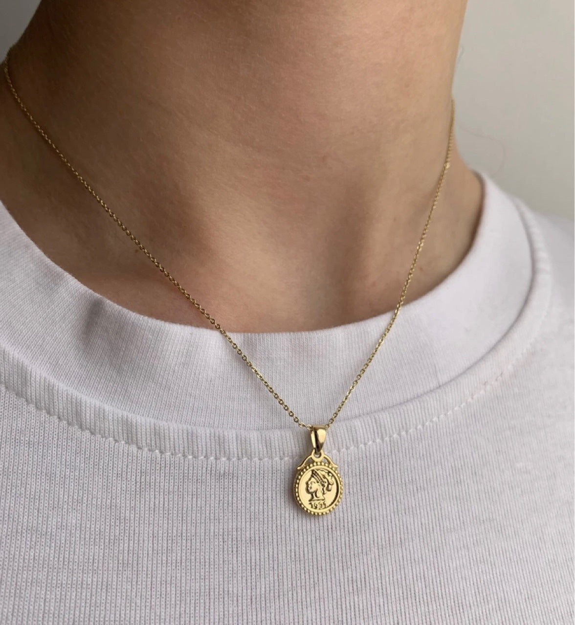 Stainless Steel Embossed Portrait Gold Coin Necklace Para sa Babae